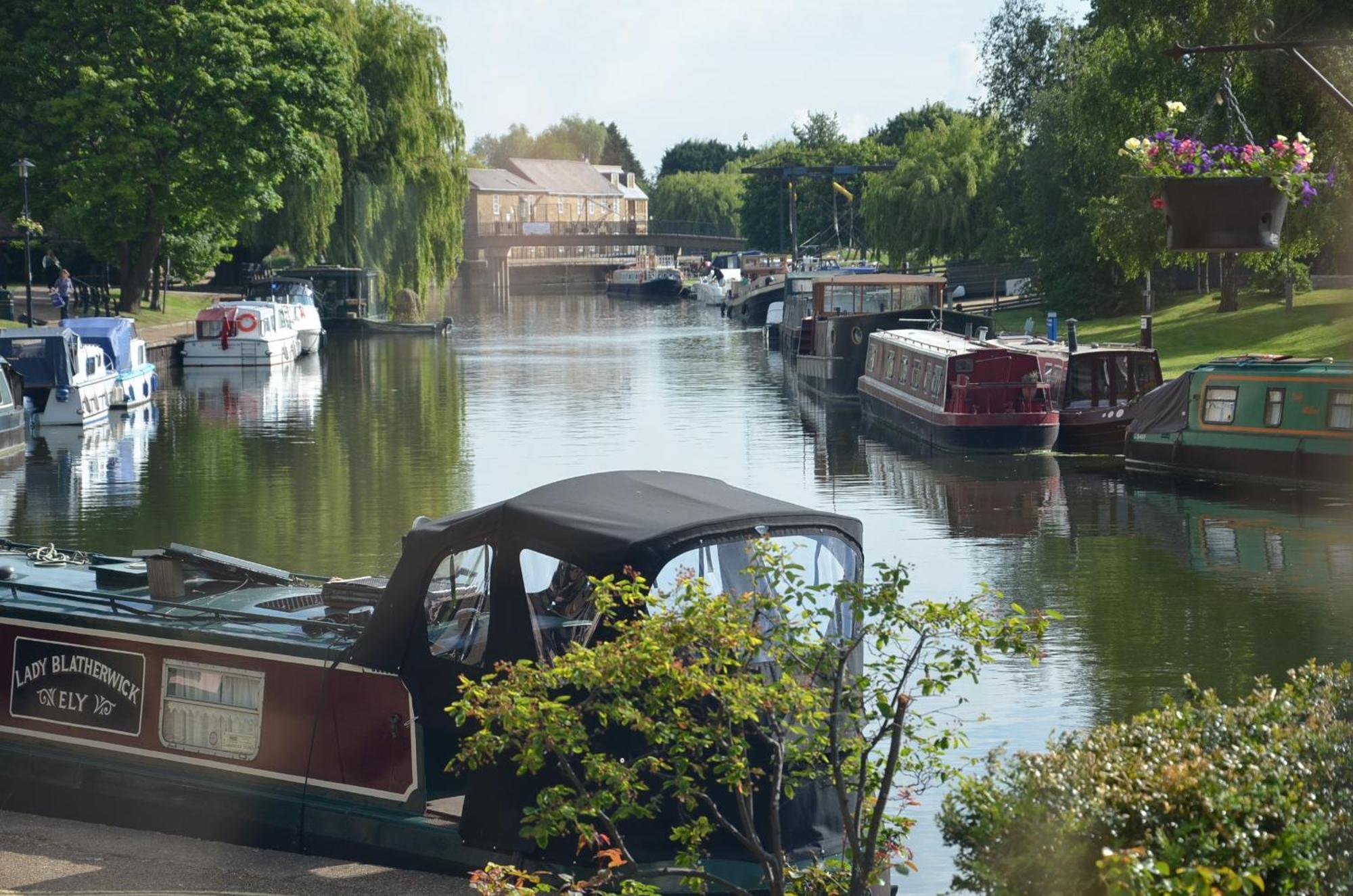 Riverside Inn Ely Exteriör bild
